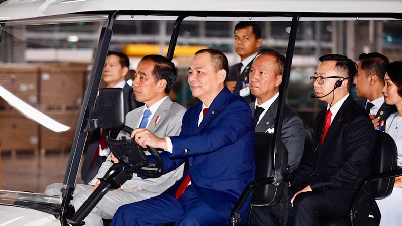 Chủ tịch Tập đoàn Vingroup kiêm Tổng Giám đốc VinFast Toàn cầu Phạm Nhật Vượng đưa Tổng thống Indonesia Joko Widodo đi thăm quan nhà máy. Chủ tịch Tập đoàn Vingroup kiêm Tổng Giám đốc VinFast Toàn cầu Phạm Nhật Vượng đưa Tổng thống Indonesia Joko Widodo đi thăm quan nhà máy.