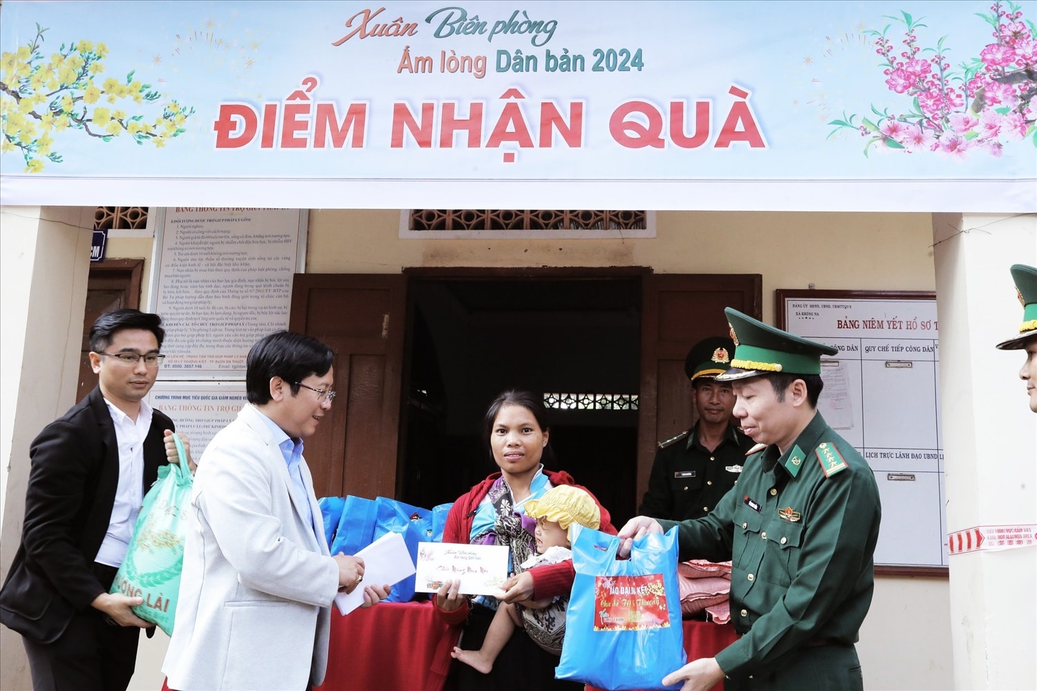 Ban tổ chức tặng quà cho người dân