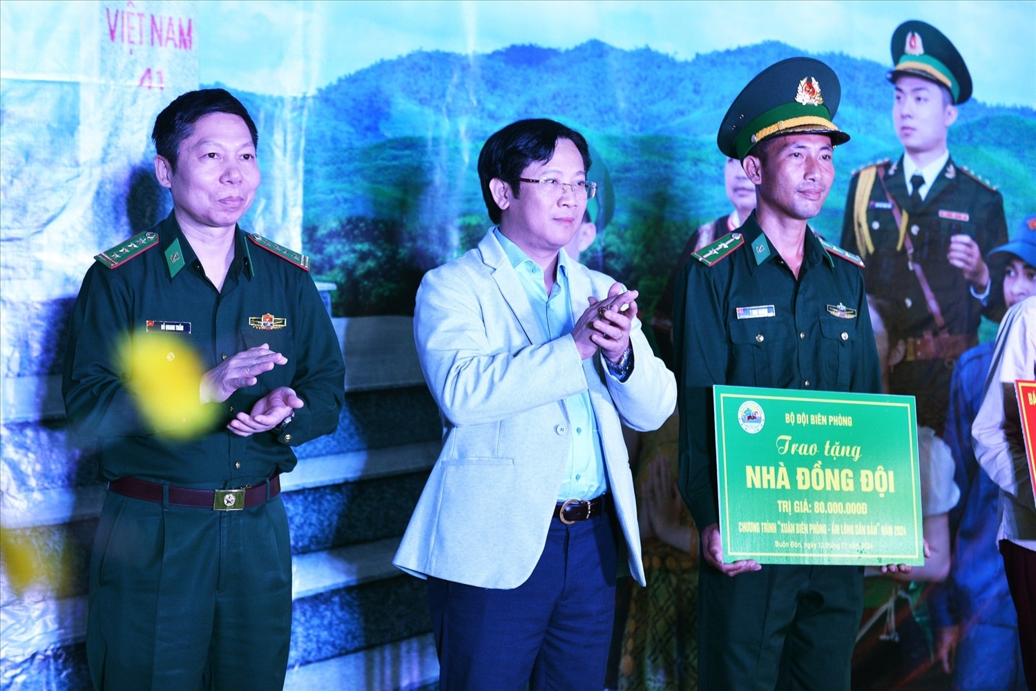 Ban tổ chức tặng “Nhà đồng đội” cho cán bộ Biên phòng có hoàn cảnh khó khăn