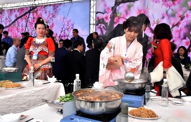 Trong khuôn khổ Lễ hội, người dân và du khách có dịp trải nghiệm Lẩu thắng cố - Lẩu Oden.