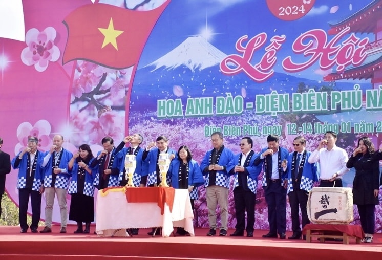 Các đại biểu khai tiệc rượu SaKe - Mông Pê.