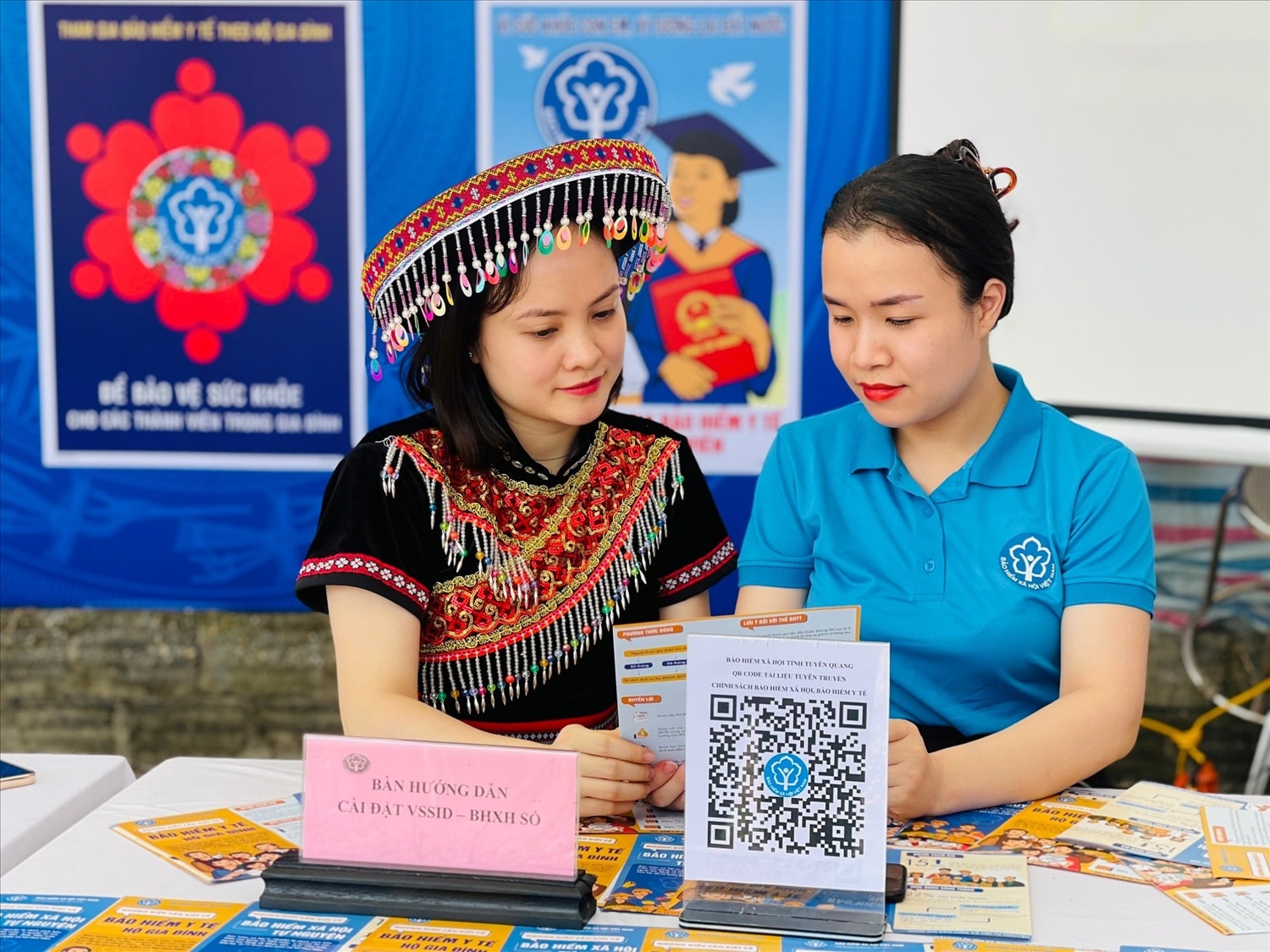 Nhân viên bảo hiểm xã hội hướng dẫn người DTTS cài đặt ứng dụng VssID - BHXH số Nhân viên bảo hiểm xã hội hướng dẫn người DTTS cài đặt ứng dụng VssID - BHXH số