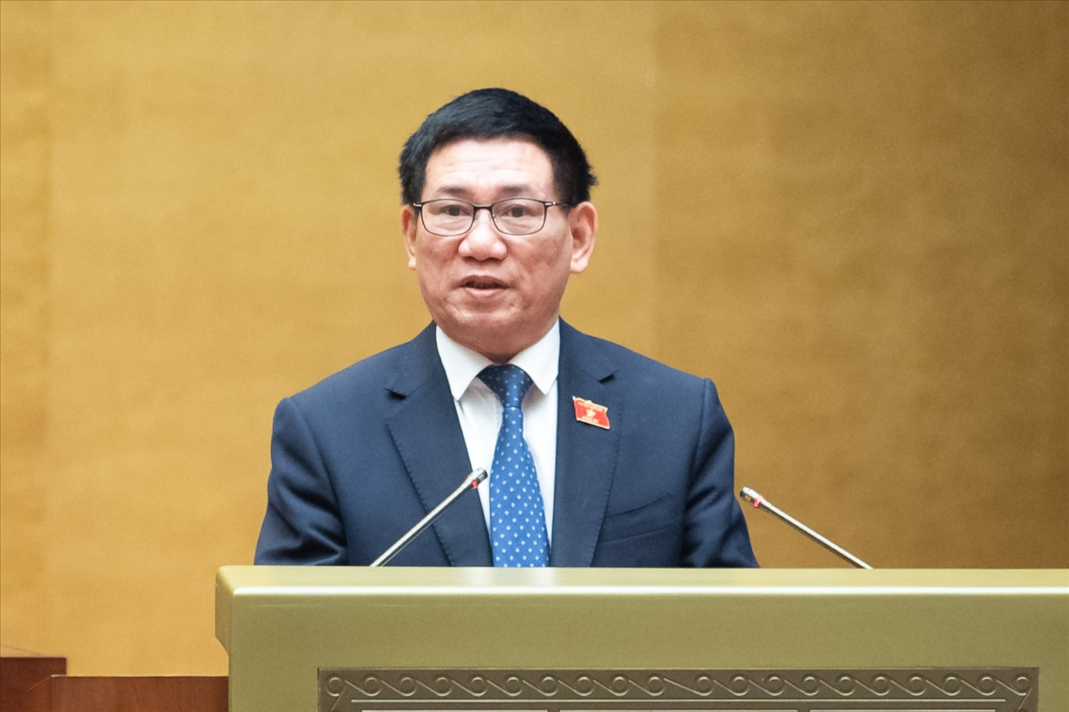 Bộ Tài chính Hồ Đức Phớc trình bày Tờ trình của Chính phủ Bộ Tài chính Hồ Đức Phớc trình bày Tờ trình của Chính phủ