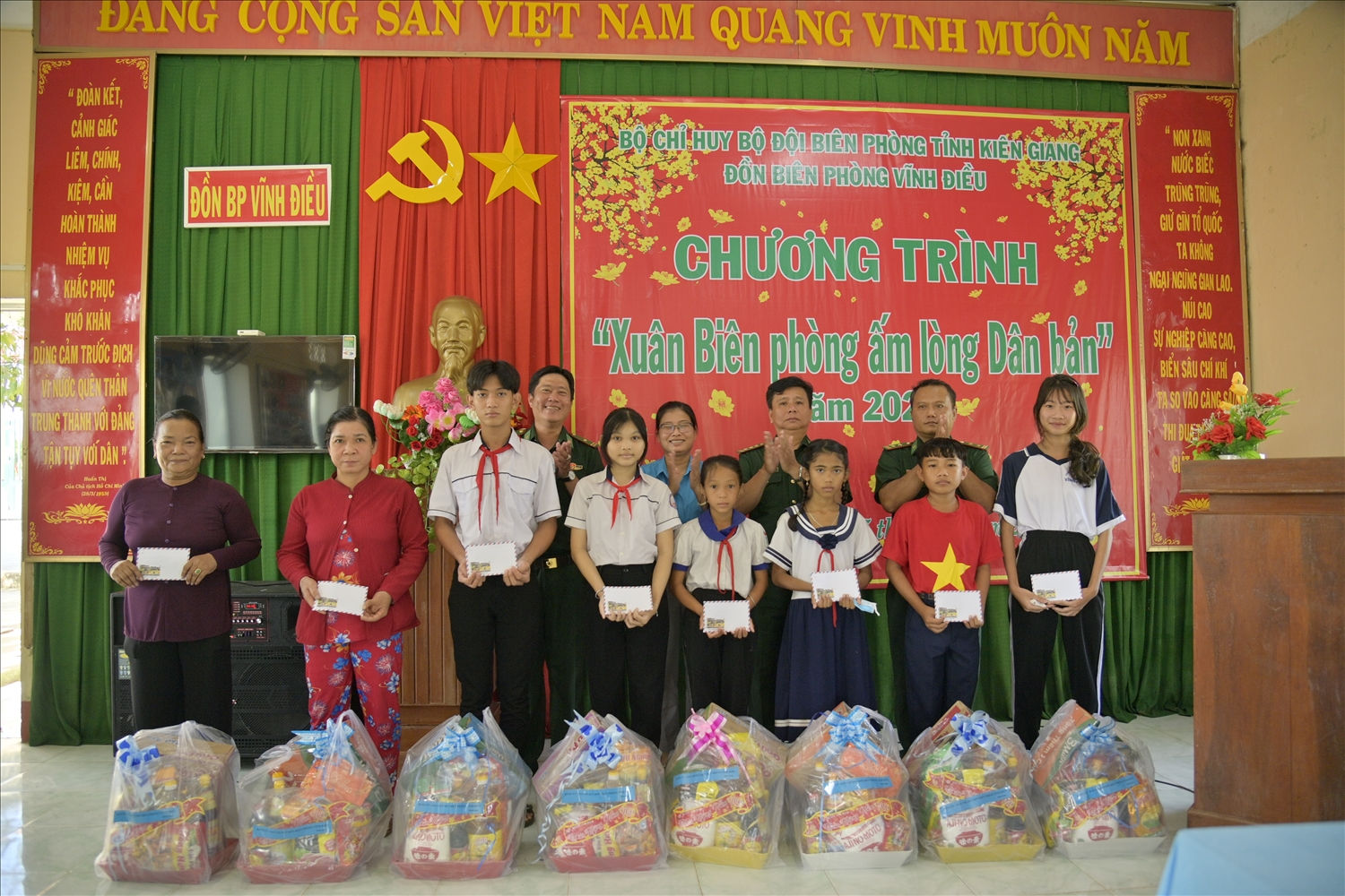 Ban Chỉ huy đồn Biên phòng Vĩnh Điều trao quà cho các em học sinh nghèo địa bàn