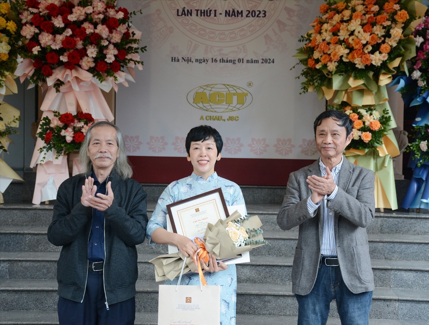 Tác giả Lê Thị Thanh nhận giải Nhất cho tác phẩm 
