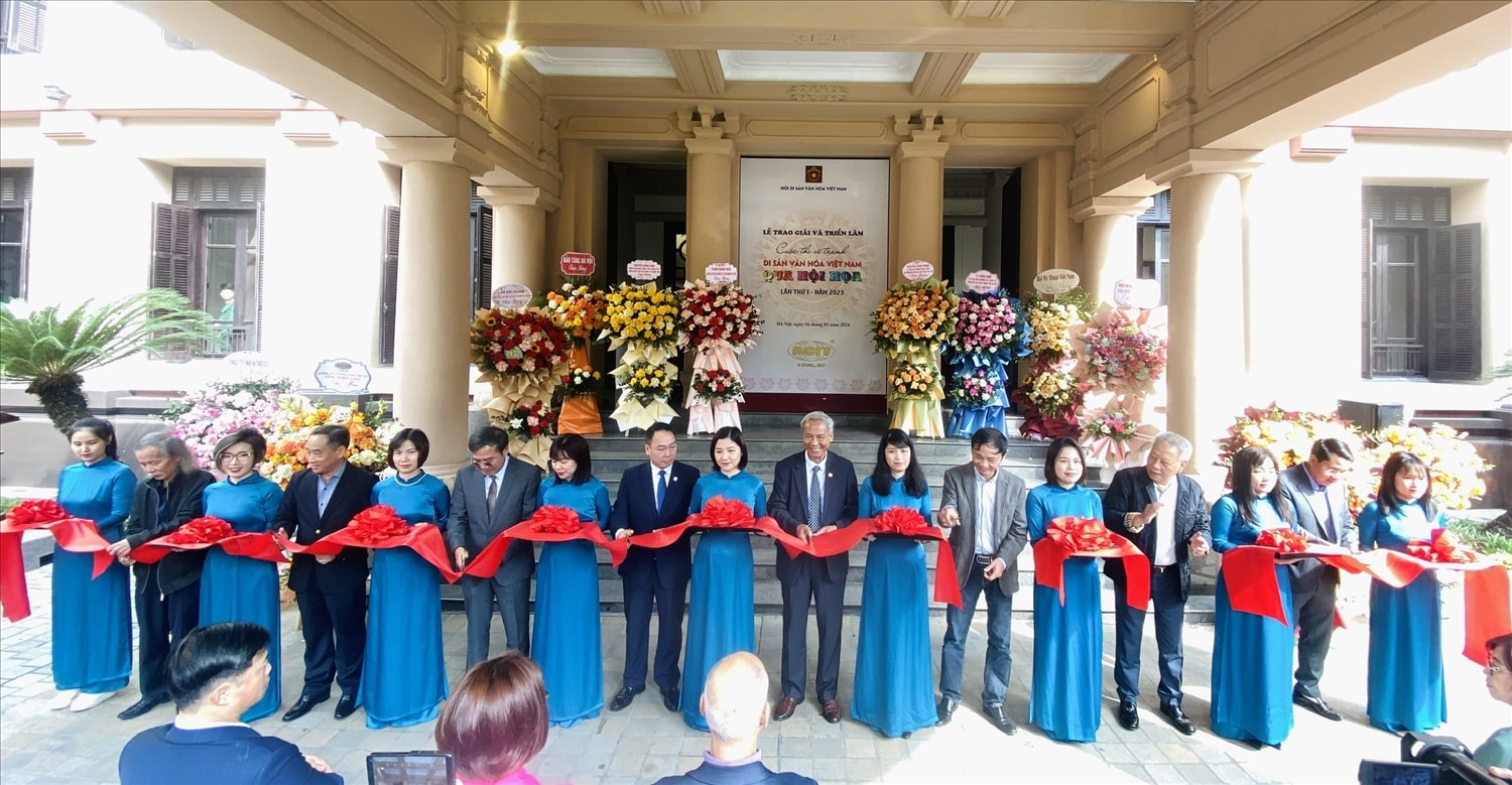 Cắt băng khai mạc triển lãm “Di sản văn hóa Việt Nam qua hội họa lần thứ I - năm 2023”.