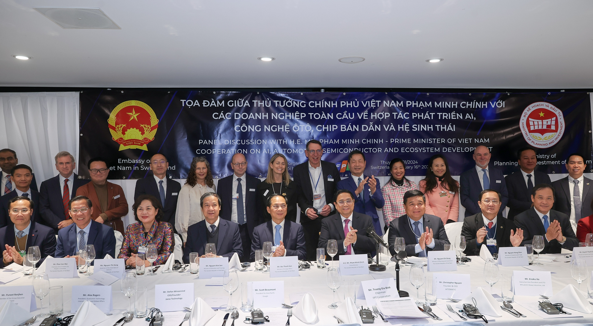 Thủ tướng Phạm Minh Chính và các đại biểu tại cuộc tọa đàm với các doanh nghiệp toàn cầu về hợp tác phát triển AI, công nghệ ô tô, chíp bán dẫn - Ảnh: VGP/Nhật Bắc Thủ tướng Phạm Minh Chính và các đại biểu tại cuộc tọa đàm với các doanh nghiệp toàn cầu về hợp tác phát triển AI, công nghệ ô tô, chíp bán dẫn - Ảnh: VGP/Nhật Bắc