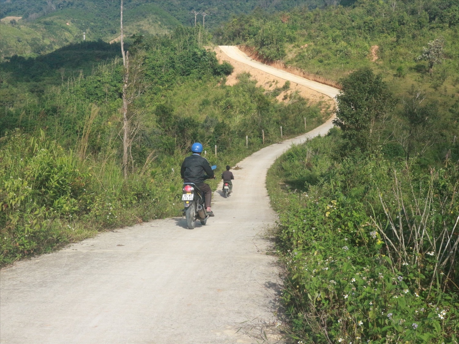 Con đường mới giúp đồng bào DTTS ở thôn Đông Lốc, xã Đăk Man thuận tiện trong vận chuyển nông sản