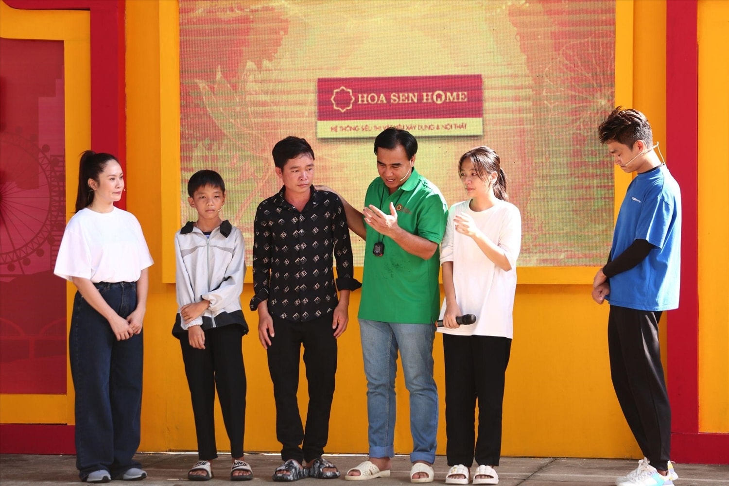 Nam MC Quyền Linh gửi lời biết ơn sâu sắc đến người anh họ, người đã cưu mang hai chị em Quốc Khánh