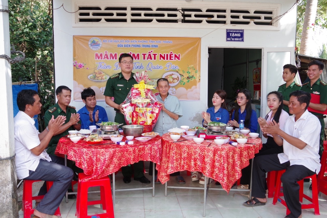 Cán bộ Đồn Biên phòng Trung Bình tặng quà tết cho cụ Hứa Đức