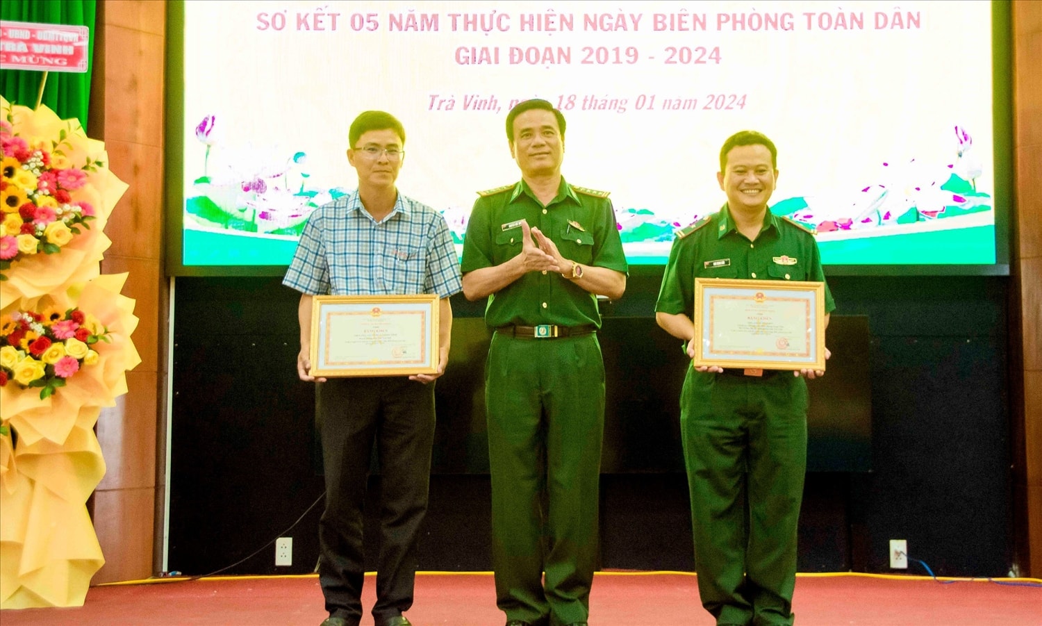 Đại tá Nguyễn Đức Minh, Chỉ huy trưởng BĐBP tỉnh Trà Vinh thừa uỷ nhiệm Bộ Tư Lệnh trao Bằng khen của Bộ Tư lệnh BĐBP cho 01 tập thể và 01 cá nhân Đại tá Nguyễn Đức Minh, Chỉ huy trưởng BĐBP tỉnh Trà Vinh thừa uỷ nhiệm Bộ Tư Lệnh trao Bằng khen của Bộ Tư lệnh BĐBP cho 01 tập thể và 01 cá nhân