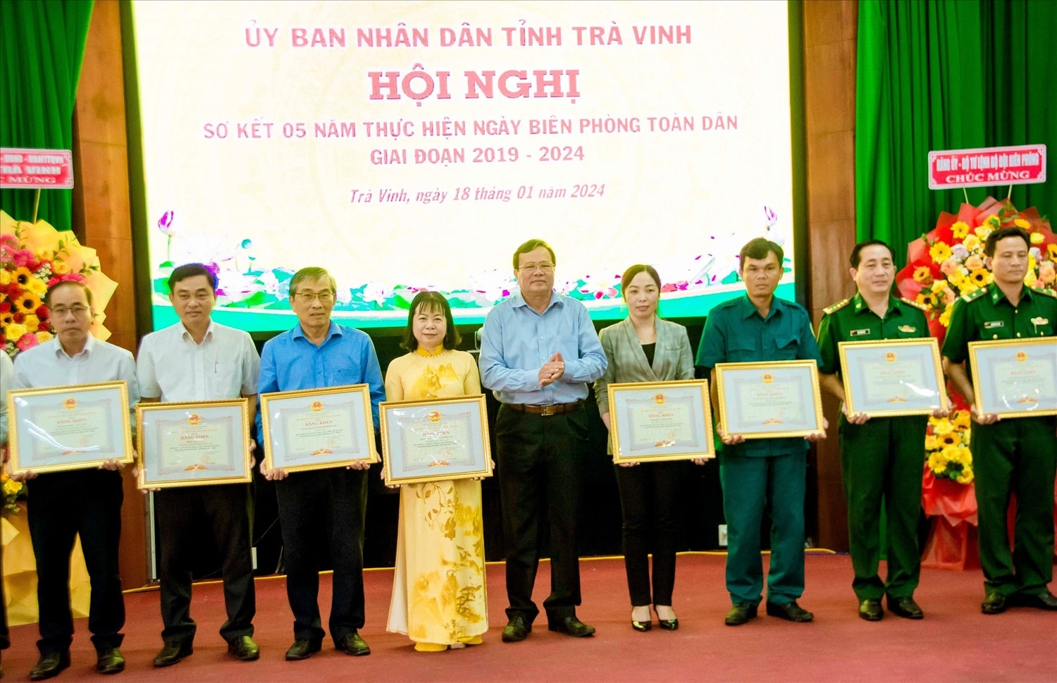 Chủ tịch UBND tỉnh Trà Vinh Lê Văn Hẳn trao Bằng khen của UBND tỉnh Trà Vinh cho các tập thể Chủ tịch UBND tỉnh Trà Vinh Lê Văn Hẳn trao Bằng khen của UBND tỉnh Trà Vinh cho các tập thể