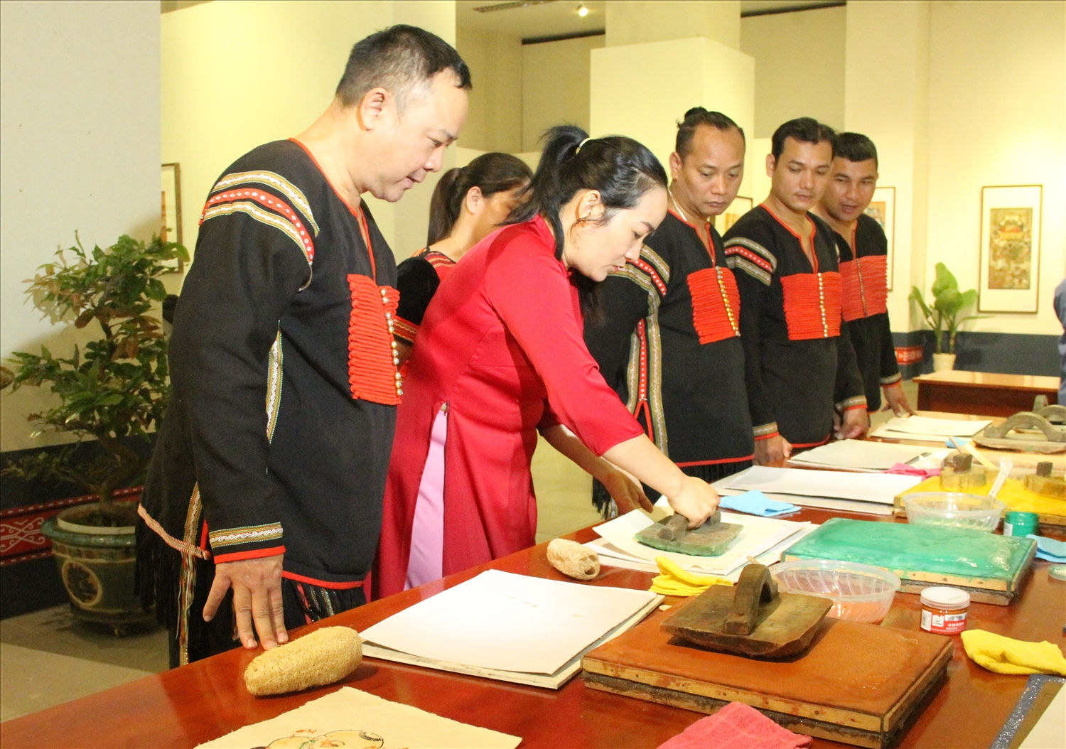 Nhân viên bảo tàng hướng dẫn làm tranh dân gian