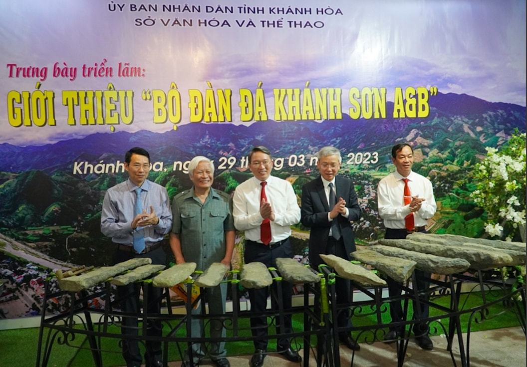 Bộ đàn đá Khánh Sơn được công nhận là bảo vật quốc gia Bộ đàn đá Khánh Sơn được công nhận là bảo vật quốc gia