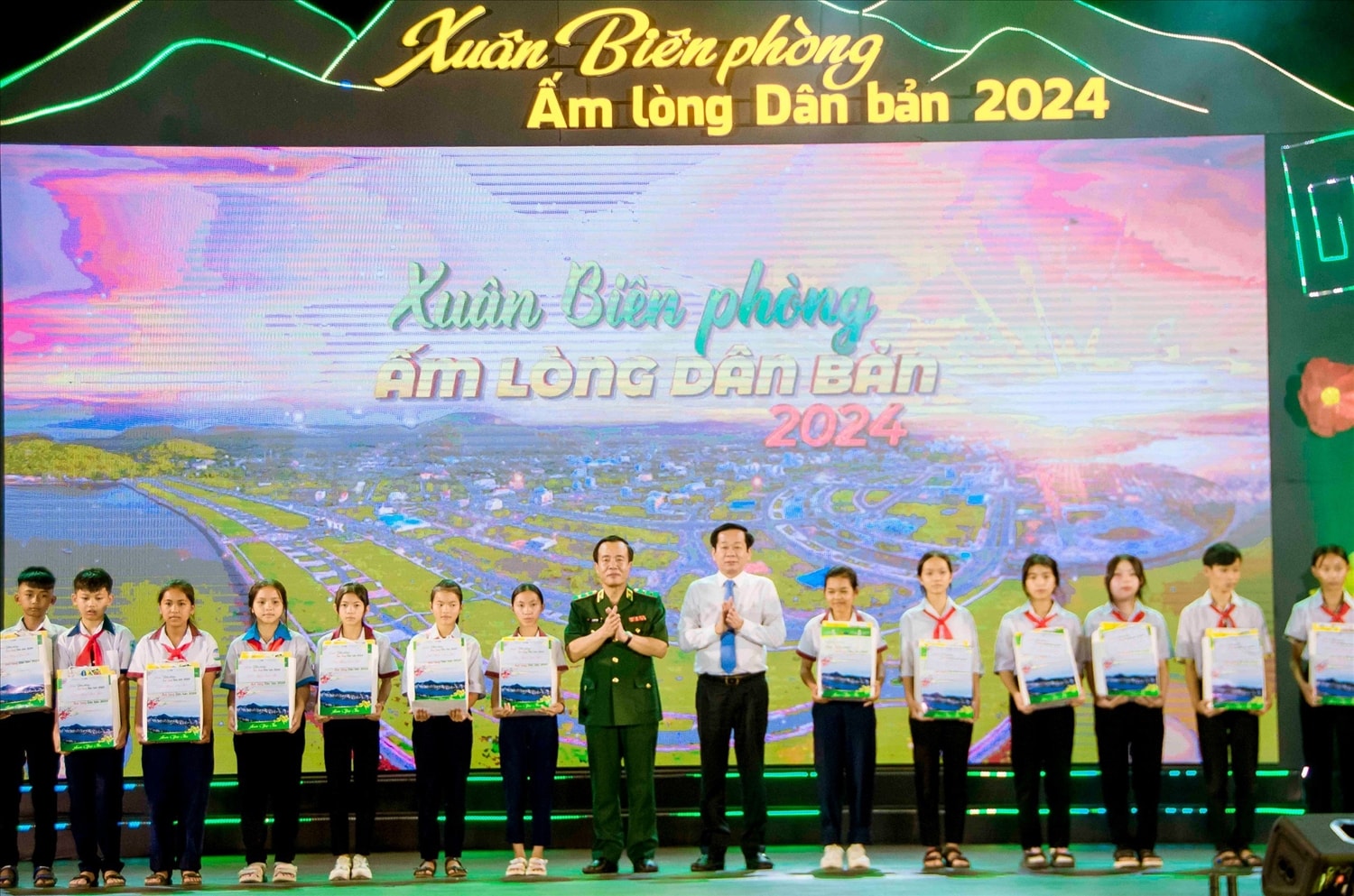 Trung tướng Lê Đức Thái, Tư lệnh BĐBP và ông Đỗ Thanh Bình, Bí thư Tỉnh ủy Kiên Giang tặng quà tết, học bổng cho 20 cháu học sinh trong Chương trình “Nâng bước em tới trường - Con nuôi đồn Biên phòng”