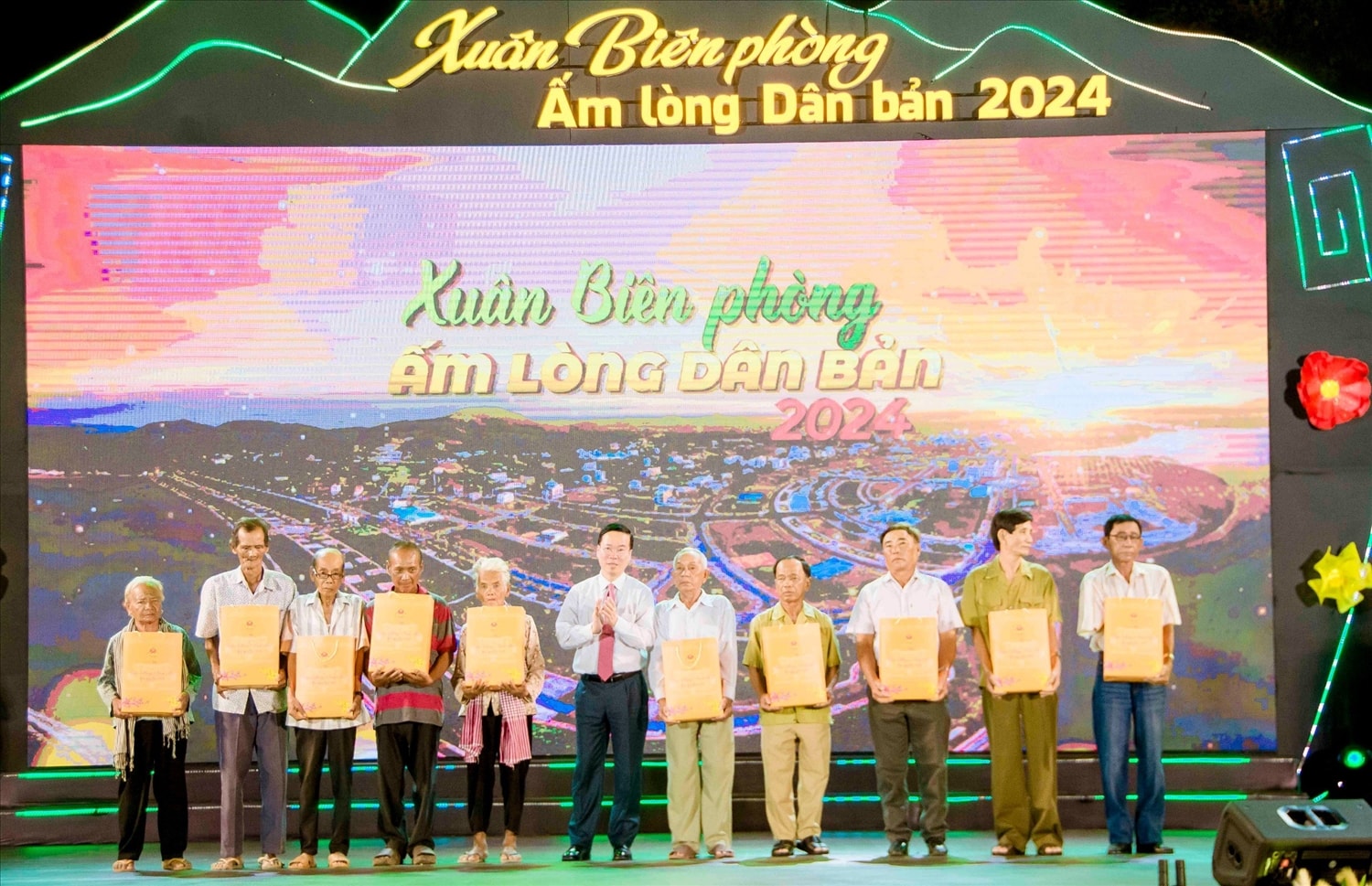 Chủ tịch nước Võ Văn Thưởng tặng quà tết cho 05 gia đình ở khu vực biên giới TP. Hà Tiên( Kiên Giang) và 5 gia đình của 2 xã Xây Sọc Tây và Xây Sọc Đông, huyện Kampong Trách (Campuchia)