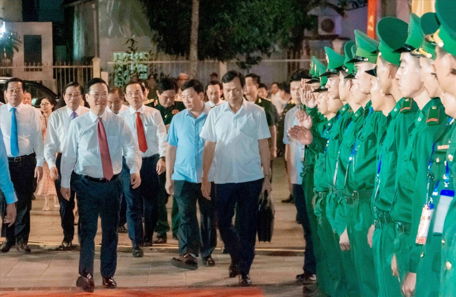 Chủ tịch nước Võ Văn Thưởng cùng các lãnh đạo đến dự Đêm giao lưu “Xuân Biên phòng ấm lòng dân bản” năm 2024 tại khu vực biên giới TP. Hà Tiên (Kiên Giang)