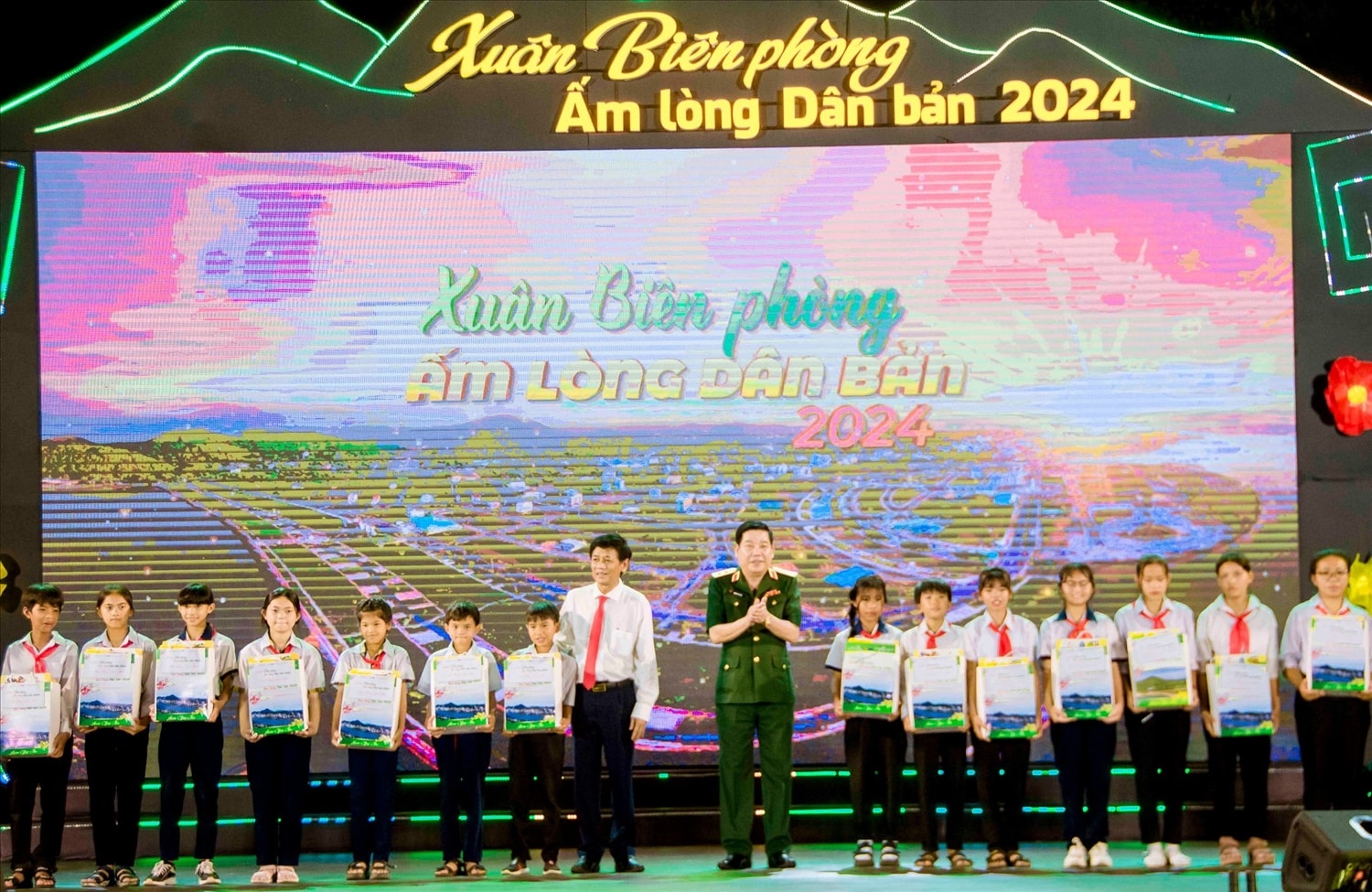 Trung tướng Nguyễn Văn Gấu, Phó Chủ nhiệm Tổng cục Chính trị Quân đội nhân dân Việt Nam và ông Lâm Văn Mẫn, Bí thư Tỉnh ủy tỉnh Sóc Trăng tặng quà tết, học bổng cho 20 cháu học sinh trong Dự án “Cán bộ, chiến sĩ Quân đội nâng bước em tới trường”