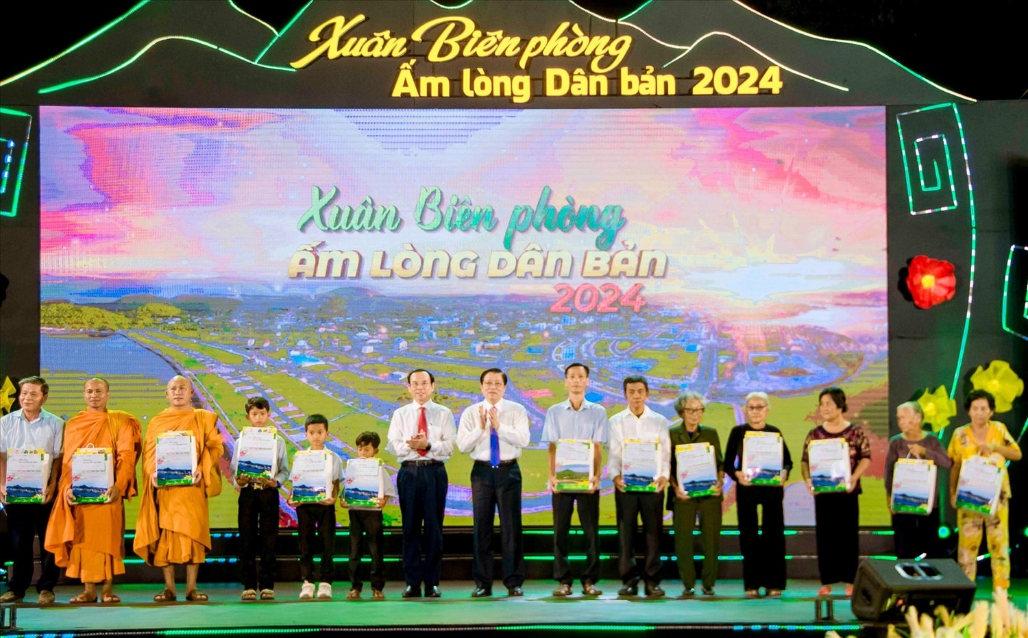 Ủy viên Bộ Chính trị, Bí thư Trung ương Đảng, Trưởng ban Nội chính Trung ương Phan Đình Trạc và Ủy viên Bộ Chính trị, Bí thư Thành ủy TP. Hồ Chí Minh - Nguyễn Văn Nên tặng quà tết cho 10 gia đình chính sách ở khu vực biên giới TP. Hà Tiên và 5 gia đình cùng 5 cháu học sinh của nước bạn Campuchia