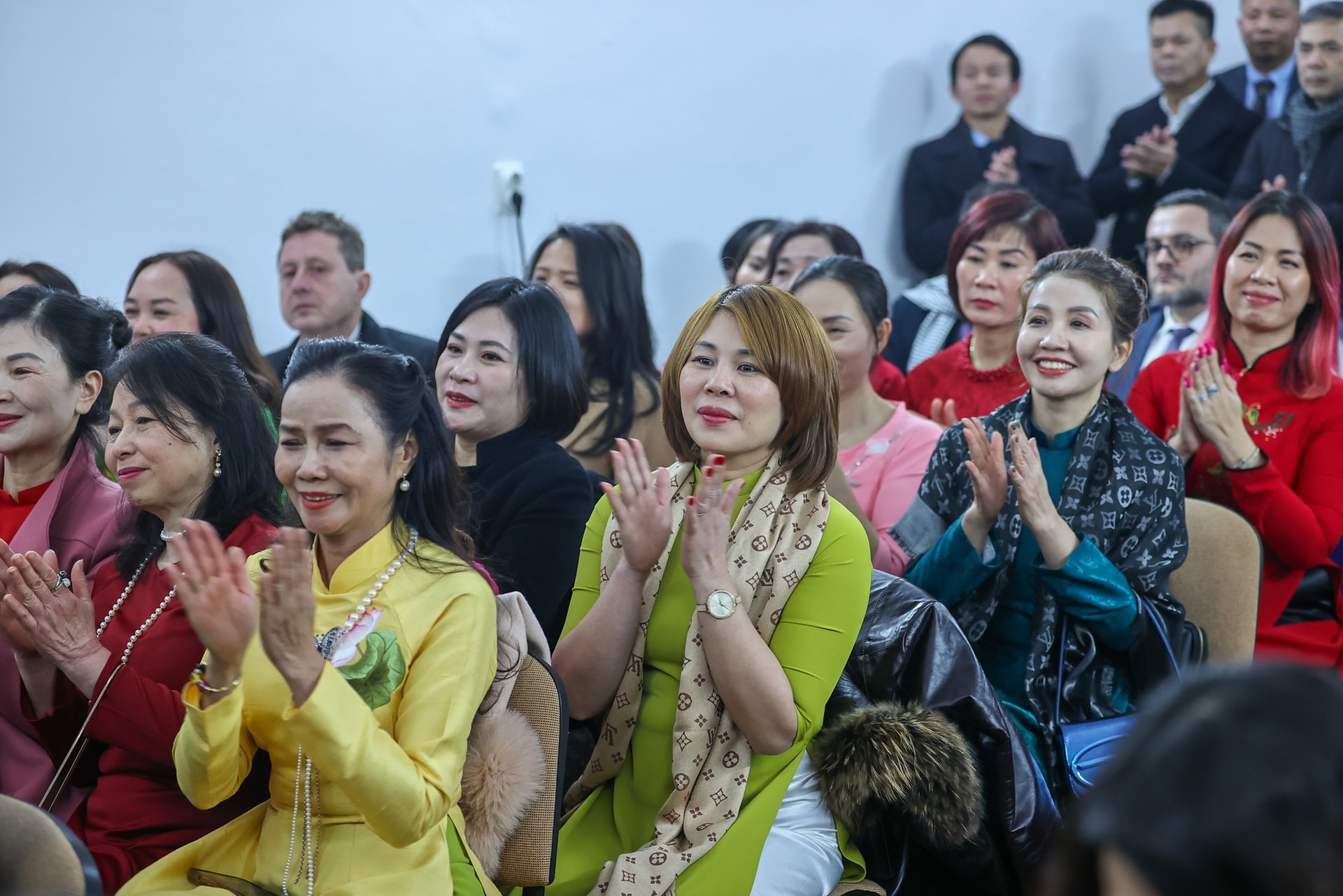 Thủ tướng: Giải quyết công việc của bà con kiều bào “như của người thân ruột thịt”- Ảnh 4. Bà con bày tỏ xúc động trước sự quan tâm, chăm lo của Đảng, Nhà nước với cộng đồng người Việt Nam ở nước ngoài - Ảnh VGP/Nhật Bắc