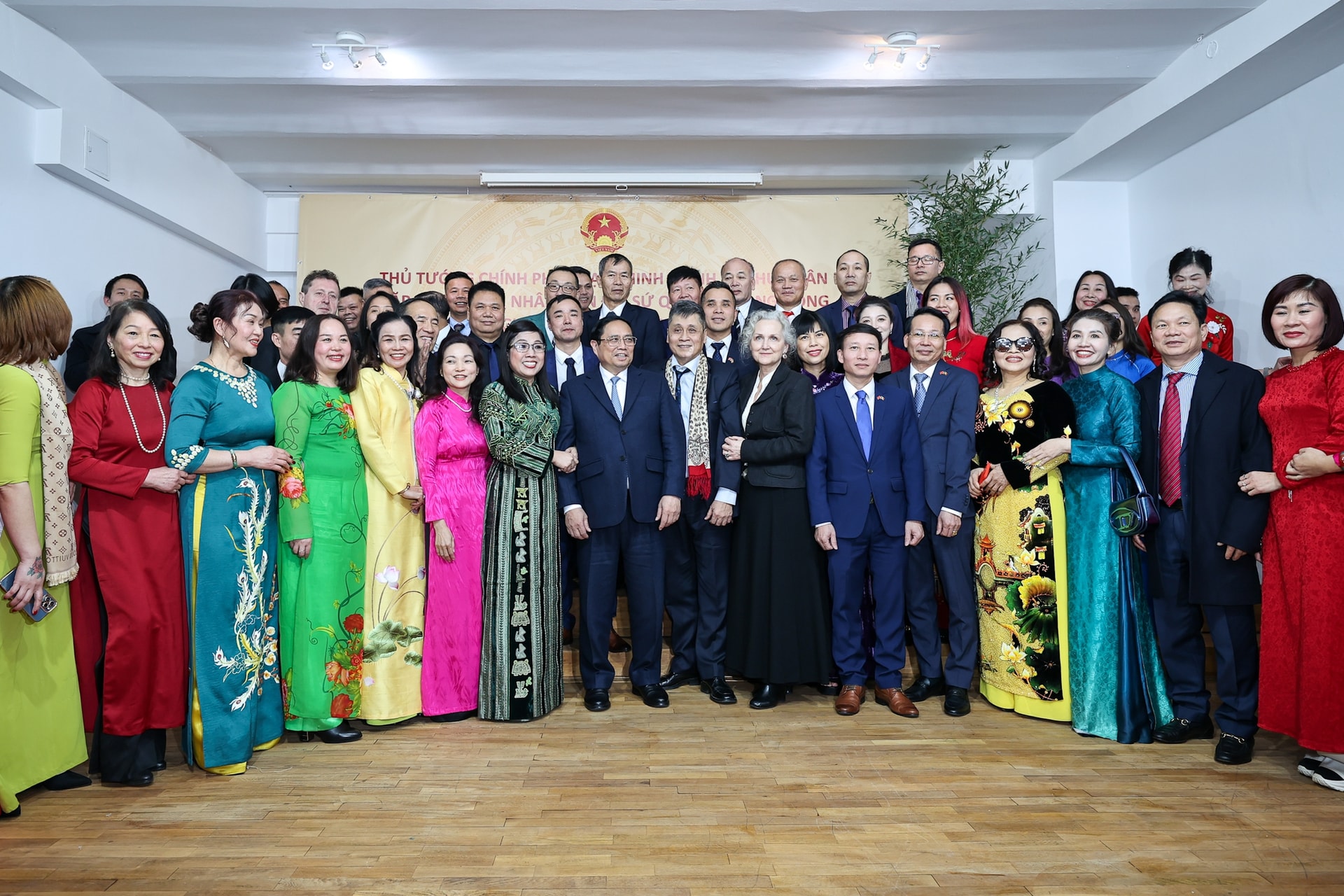 Thủ tướng: Giải quyết công việc của bà con kiều bào “như của người thân ruột thịt”- Ảnh 5. Thủ tướng thăm hỏi tình hình đời sống của bà con kiều bào tại Romania - Ảnh VGP/Nhật Bắc