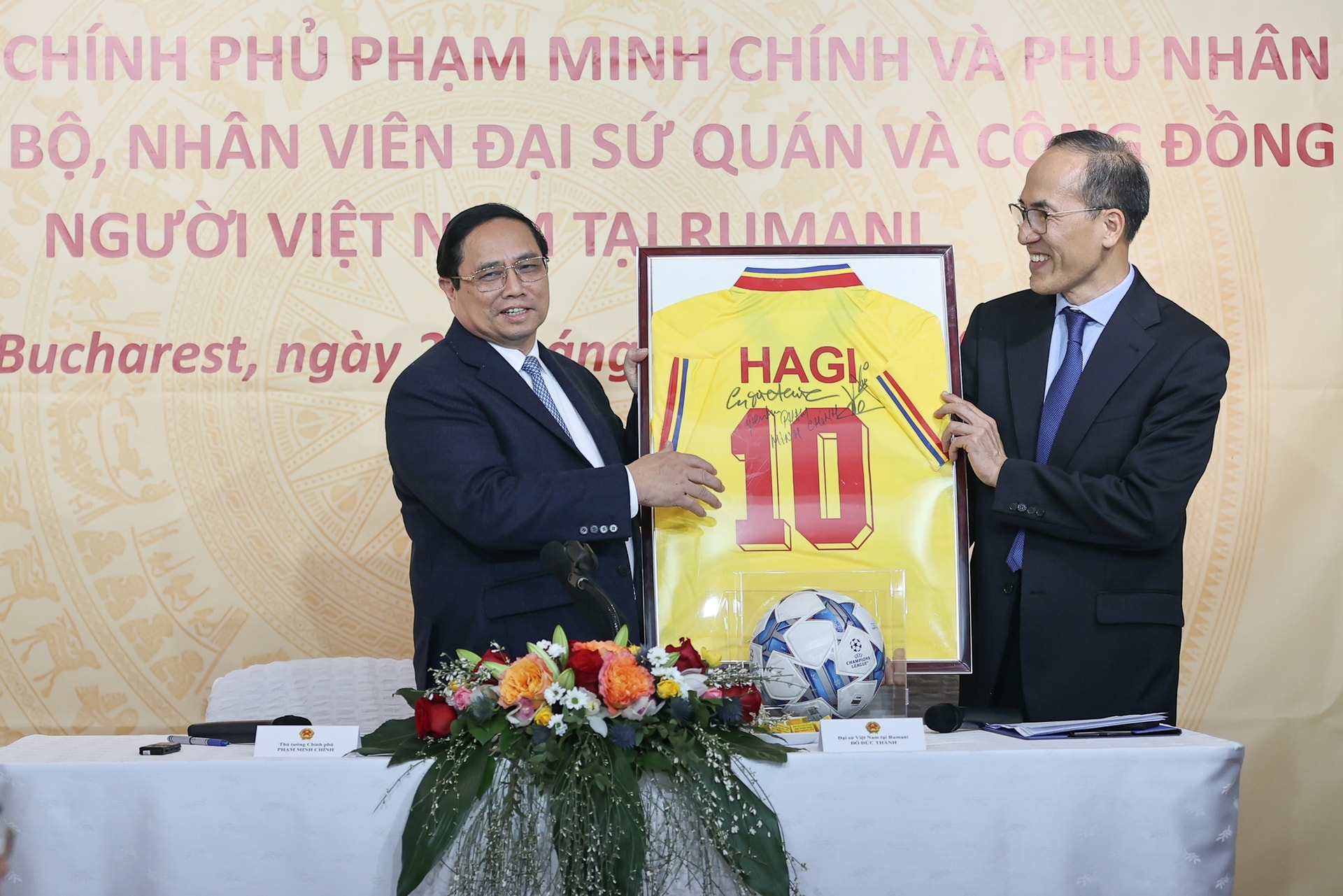 Thủ tướng: Giải quyết công việc của bà con kiều bào “như của người thân ruột thịt”- Ảnh 7. Đại sứ quán Việt Nam tại Romania tặng Thủ tướng Phạm Minh Chính áo thi đấu có chữ ký của cầu thủ Gheorghe Hagi, một huyền thoại của bóng đá Romania - Ảnh VGP/Nhật Bắc