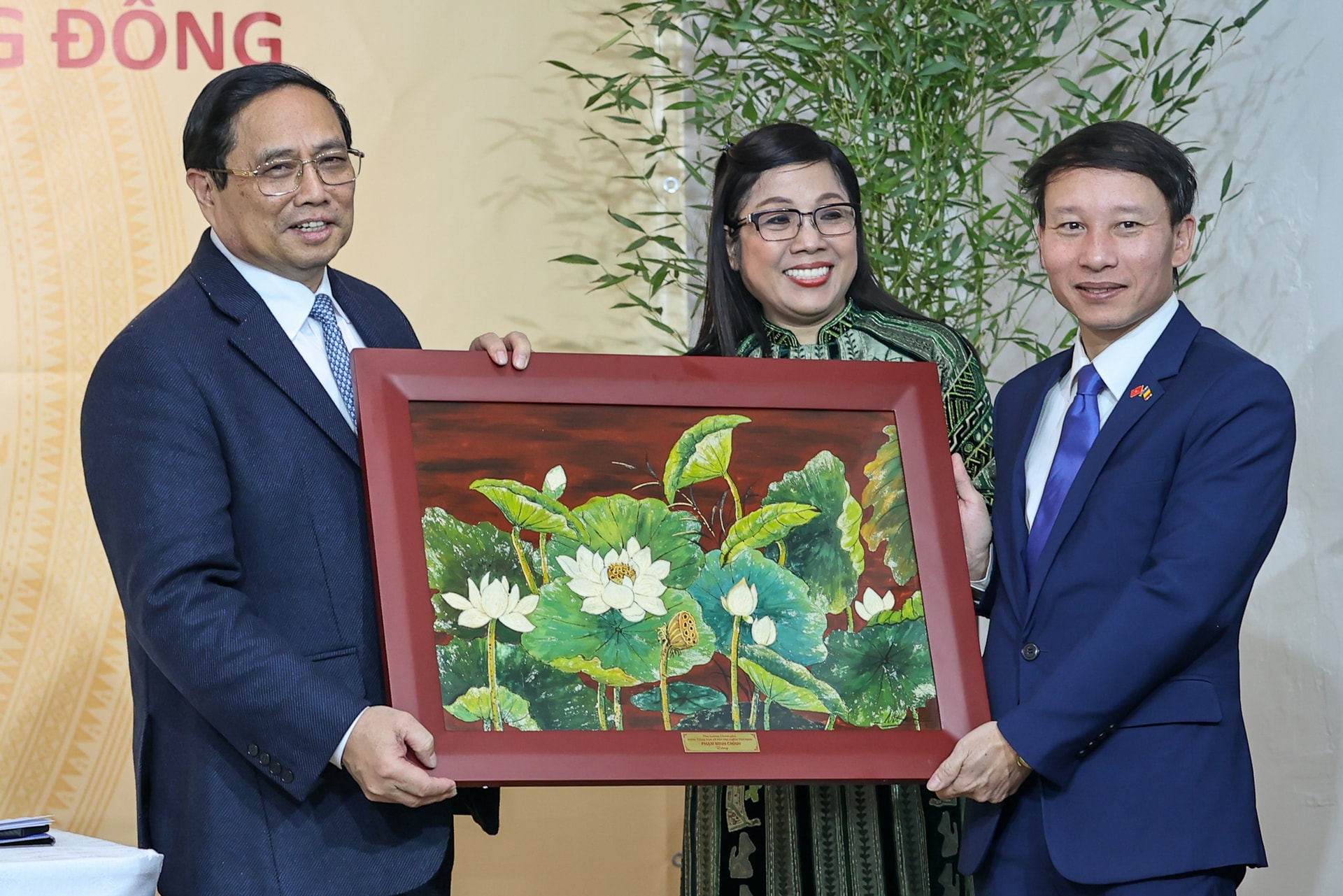 Thủ tướng: Giải quyết công việc của bà con kiều bào “như của người thân ruột thịt”- Ảnh 8. Thủ tướng và Phu nhân tặng quà cho cộng đồng người Việt Nam tại Romania - Ảnh VGP/Nhật Bắc