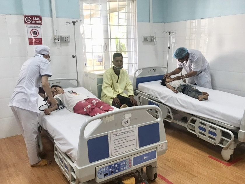 2 cháu Đinh Th. và Đinh Ng. (huyện Chư Pưh) bị ngộ độc thịt cóc được theo dõi và điều trị tại Khoa Hồi sức Cấp cứu (Trung tâm Y tế huyện Chư Sê) vào ngày 7/4/2023