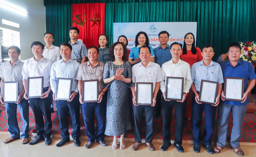 Nhiều hội viên danh dự là nam giới được kết nạp để thúc đẩy phong trào bình đẳng giới