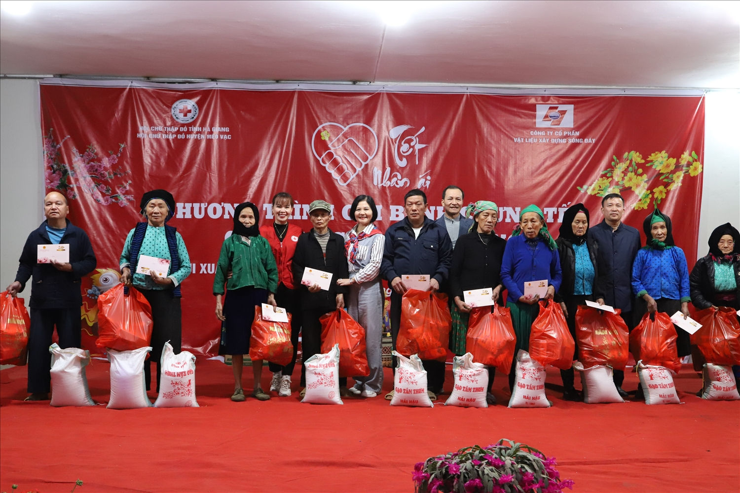 Mang Tết đến gần hơn với đồng bào dân tộc thiểu số nơi biên cương 