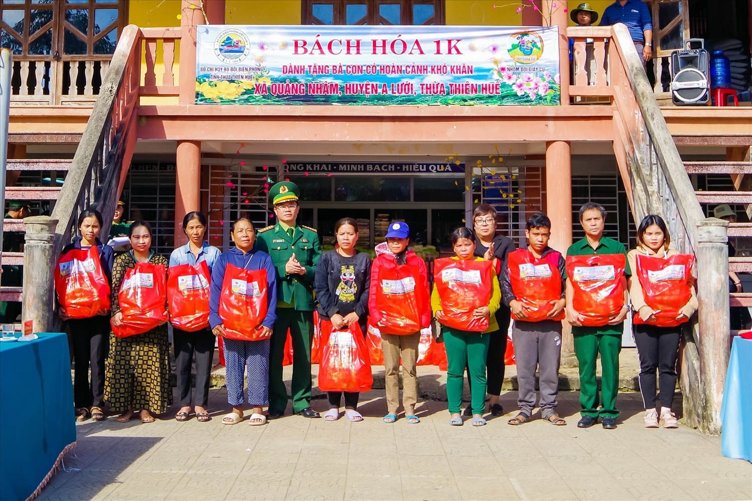 Tặng quà cho các gia đình tại mô hình “Gian hàng 1K”. (Ảnh: Thanh Sang) Tặng quà cho các gia đình tại mô hình “Gian hàng 1K”. (Ảnh: Thanh Sang)