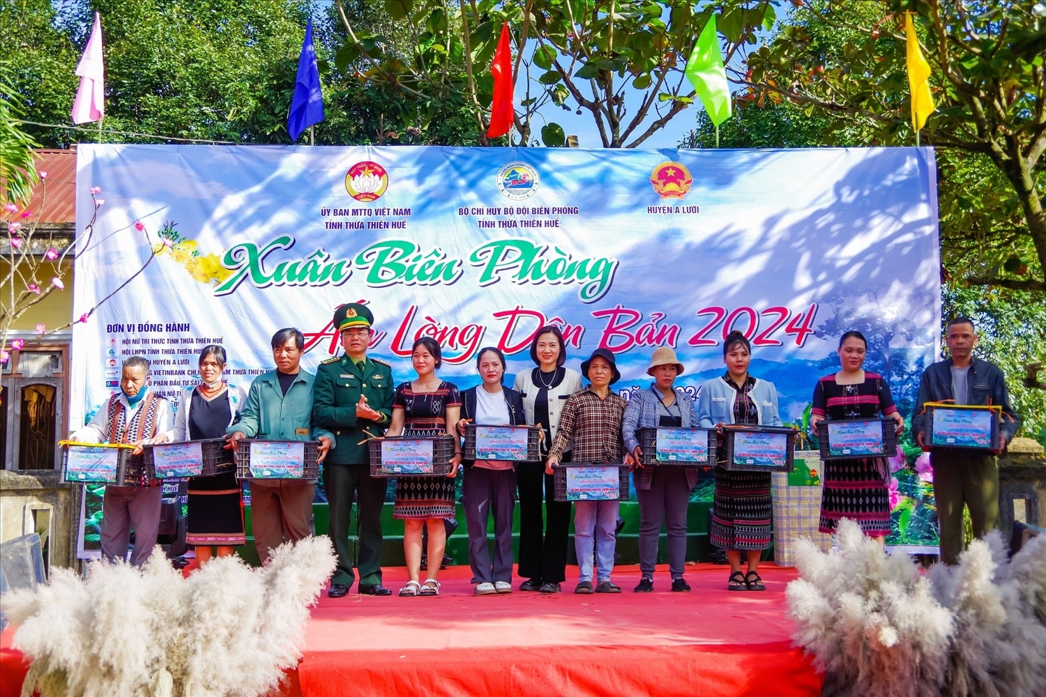 Tặng mô hình sinh kế cho các hộ gia đình xã Quảng Nhâm Tặng mô hình sinh kế cho các hộ gia đình xã Quảng Nhâm
