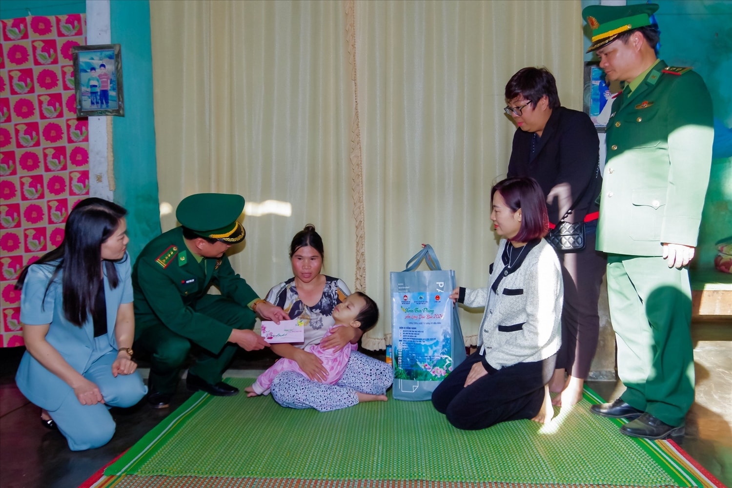 (Tin) Mang xuân sớm đến với đồng bào biên giới 2