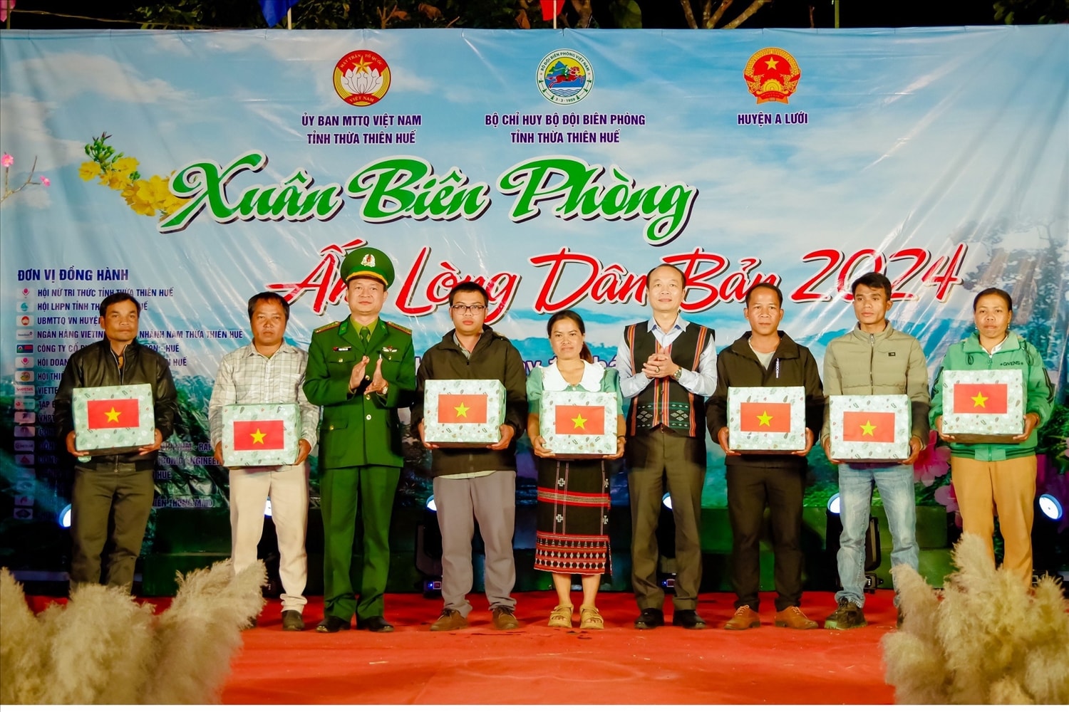 Đại tá Phạm Tùng Lâm, Bí thư Đảng ủy, Chính ủy BĐBP tỉnh và đại diện các đơn vị thăm, tặng quà các gia đình bị ảnh hưởng chất độc da cam tại xã Quảng Nhâm Đại tá Phạm Tùng Lâm, Bí thư Đảng ủy, Chính ủy BĐBP tỉnh và đại diện các đơn vị thăm, tặng quà các gia đình bị ảnh hưởng chất độc da cam tại xã Quảng Nhâm