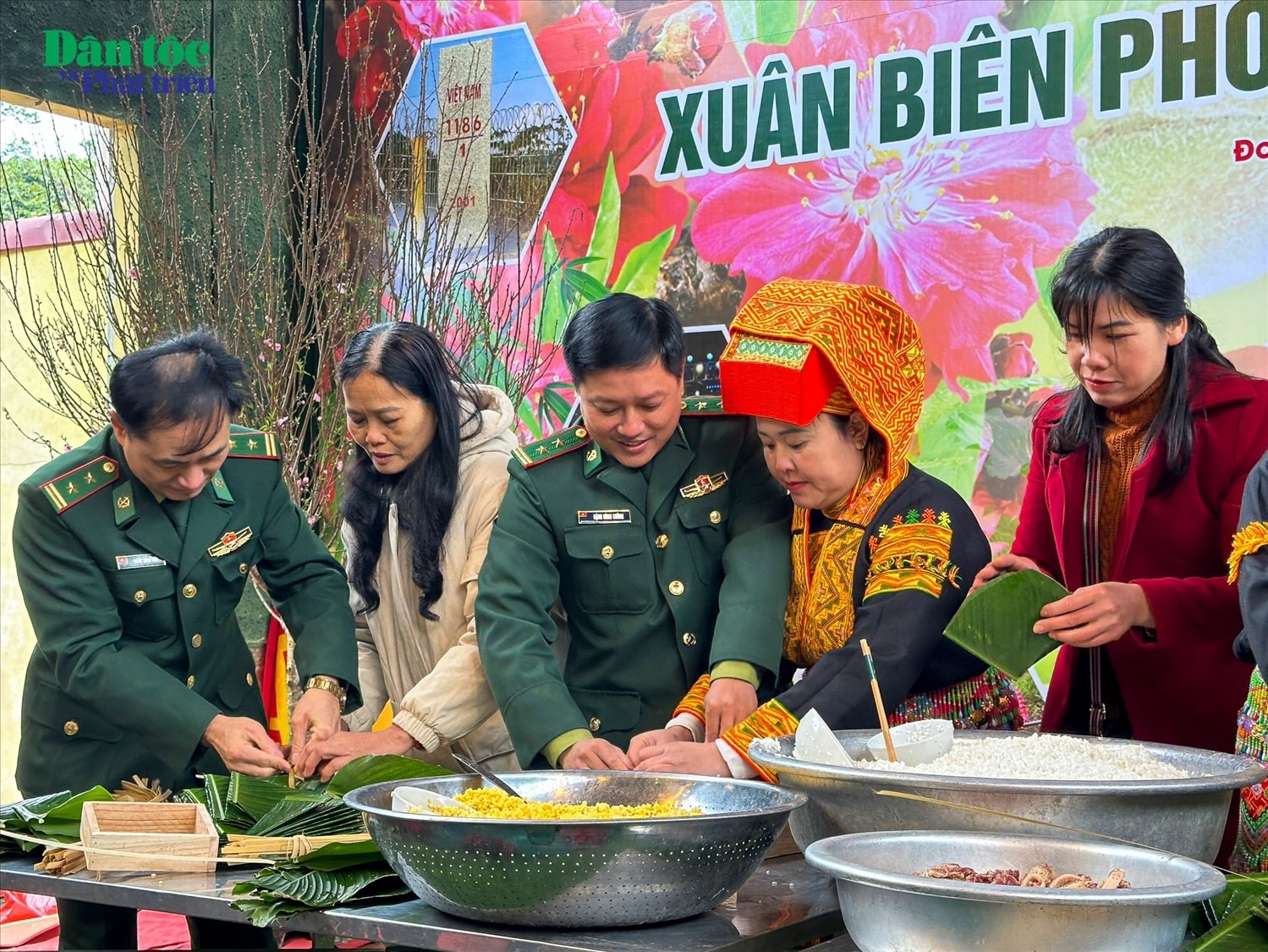 Tại Chương trình Ban Chỉ huy Đồn Biên phòng Ba Sơn đã cùng người dân tham gia thi gói bánh trưng Tết