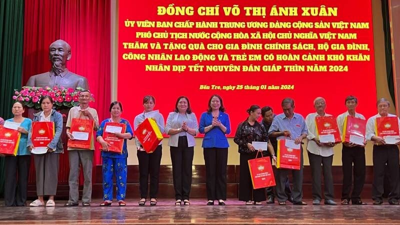 Phó Chủ tịch nước Võ Thị Ánh Xuân cùng lãnh đạo chính quyền địa phương tặng quà Tết tại tỉnh Bến Tre. Phó Chủ tịch nước Võ Thị Ánh Xuân cùng lãnh đạo chính quyền địa phương tặng quà Tết tại tỉnh Bến Tre.