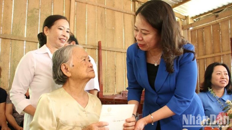 Phó Chủ tịch nước Võ Thị Ánh Xuân thăm và tặng quà Mẹ Việt Nam Anh hùng Đỗ Thị Phiếm. Phó Chủ tịch nước Võ Thị Ánh Xuân thăm và tặng quà Mẹ Việt Nam Anh hùng Đỗ Thị Phiếm.