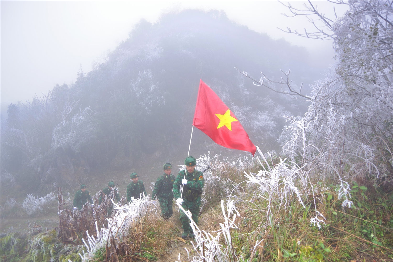 Mặc dù thời tiết giá rét, mưa phùn, nước đóng băng, băng tuyết phủ trắng các sườn đồi nhưng cán, bộ, chiến sĩ Đồn biên phòng Xín Cái vẫn thực hiện tuần tra đường biên, mốc giới, bảo vệ chủ quyền lãnh thổ Mặc dù thời tiết giá rét, mưa phùn, nước đóng băng, băng tuyết phủ trắng các sườn đồi nhưng cán, bộ, chiến sĩ Đồn biên phòng Xín Cái vẫn thực hiện tuần tra đường biên, mốc giới, bảo vệ chủ quyền lãnh thổ