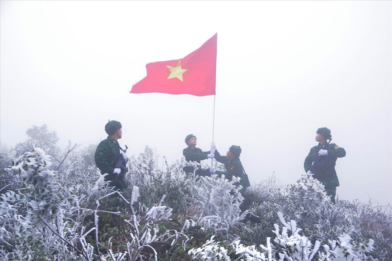những ngày vừa qua, nhiệt độ tại khu vực này xuống thấp, vào khoảng âm 2, âm 3 độ C đã ảnh hưởng rất lớn đến đời sống, sinh hoạt của người dân vùng Cao nguyên đá những ngày vừa qua, nhiệt độ tại khu vực này xuống thấp, vào khoảng âm 2, âm 3 độ C đã ảnh hưởng rất lớn đến đời sống, sinh hoạt của người dân vùng Cao nguyên đá