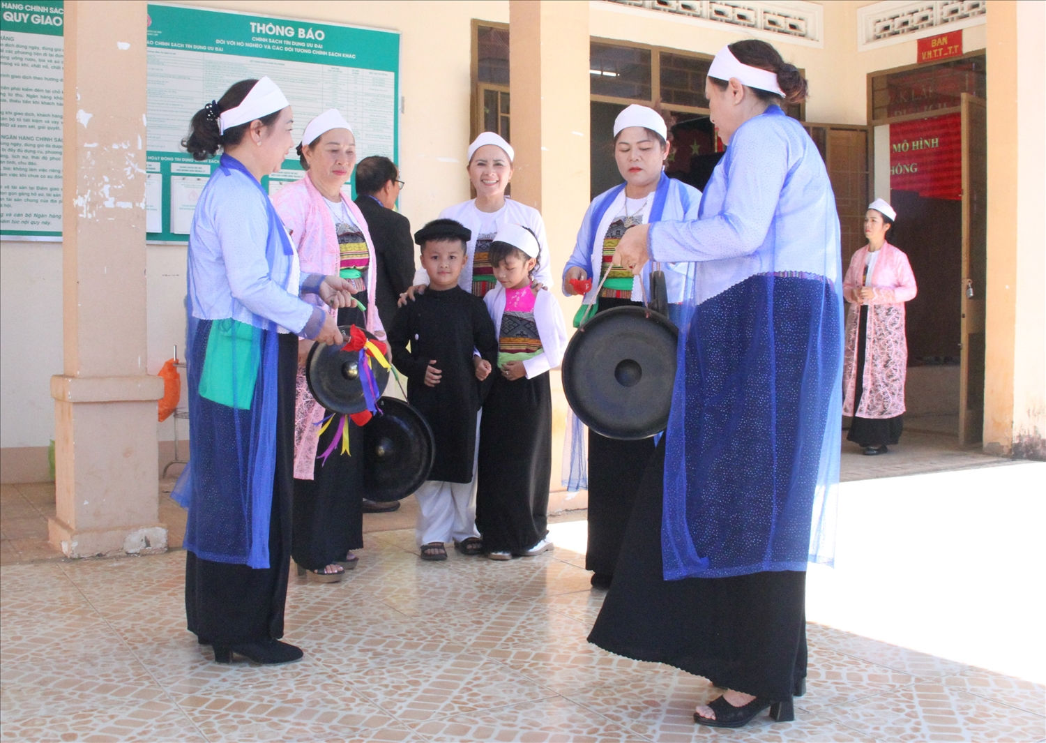 Nghệ sĩ Ưu tú Vũ Lân hướng dẫn các thành viên CLB luyện tập đánh chiêng