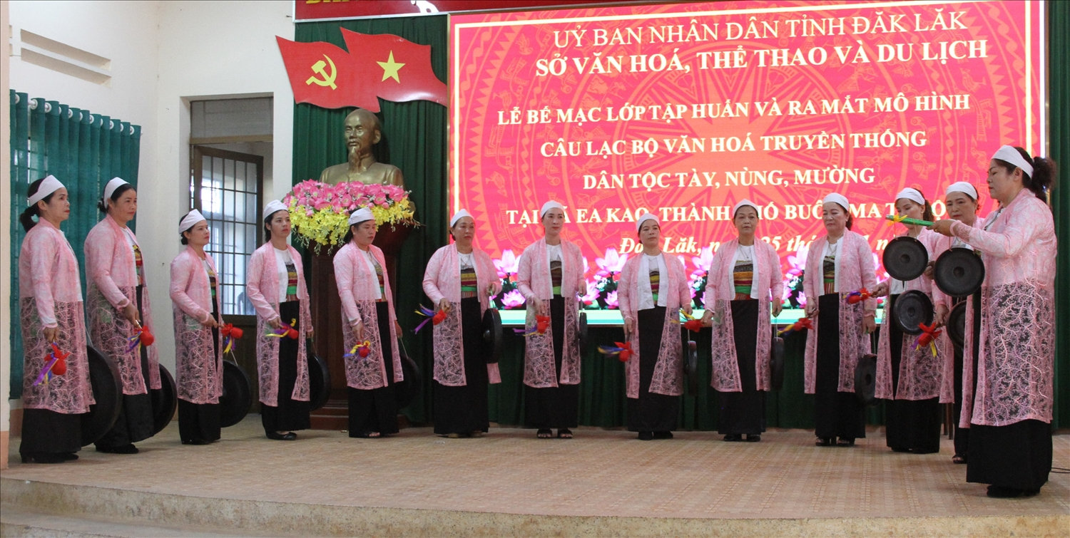 Học viên dân tộc Mường biểu diễn chiêng