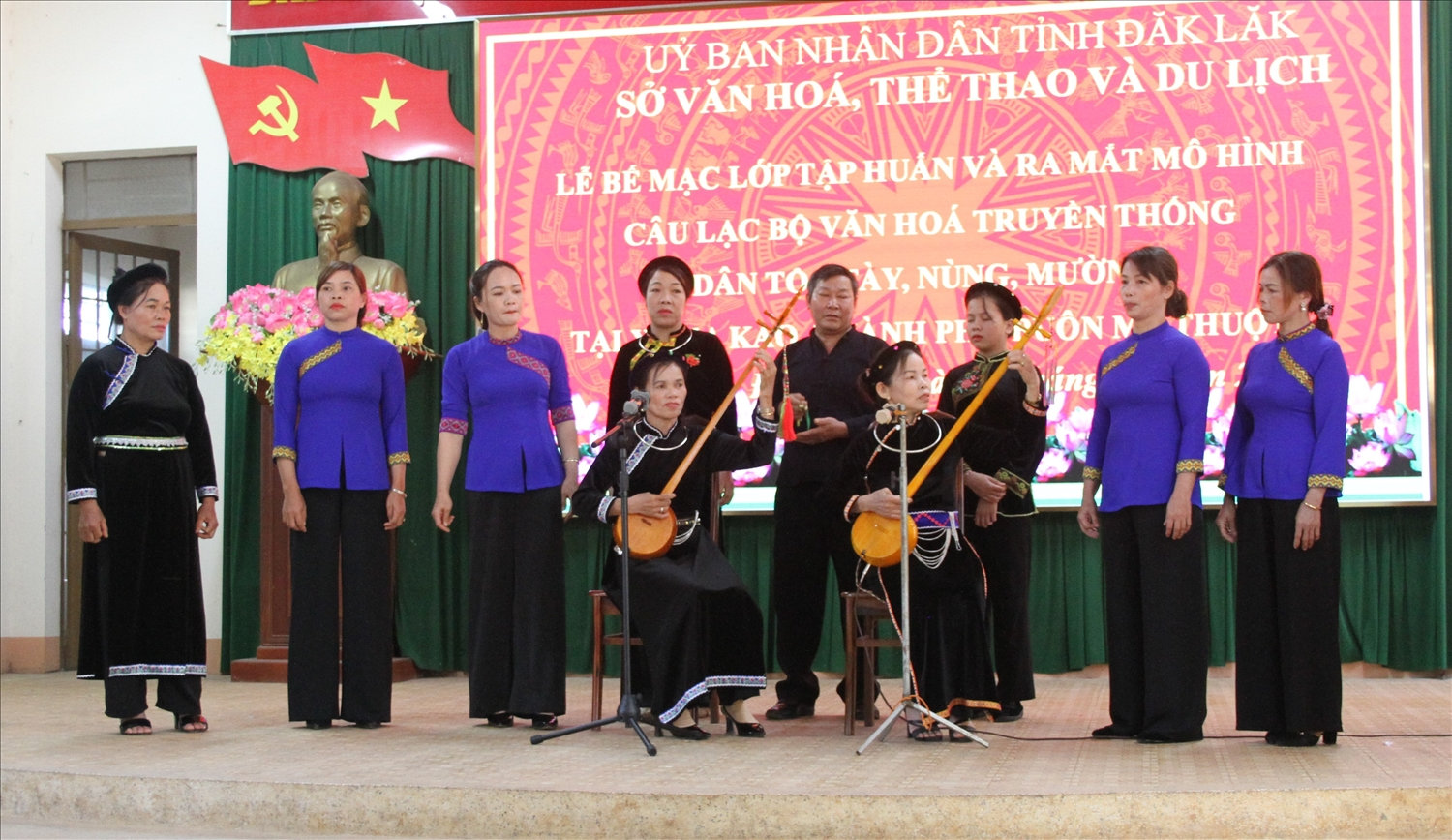 Học viên dân tộc Tày, Nùng biểu diễn đàn tính, hát then