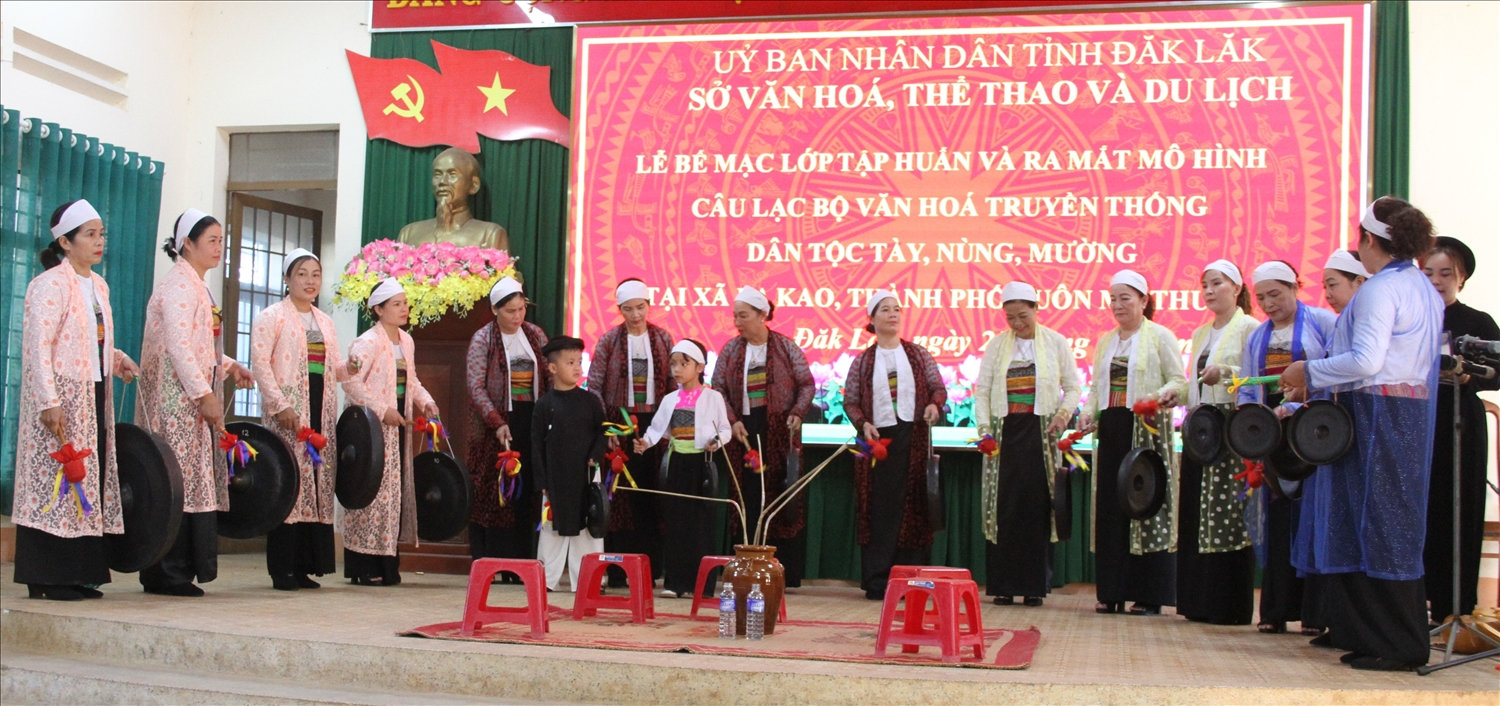 Các thành viên CLB còn hướng dẫn cho các cháu thiếu nhi đánh chiêng