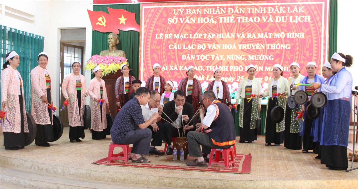 Tiết mục diễn tấu bài chiêng Mời rượu cần do các thành viên CLB biểu diễn