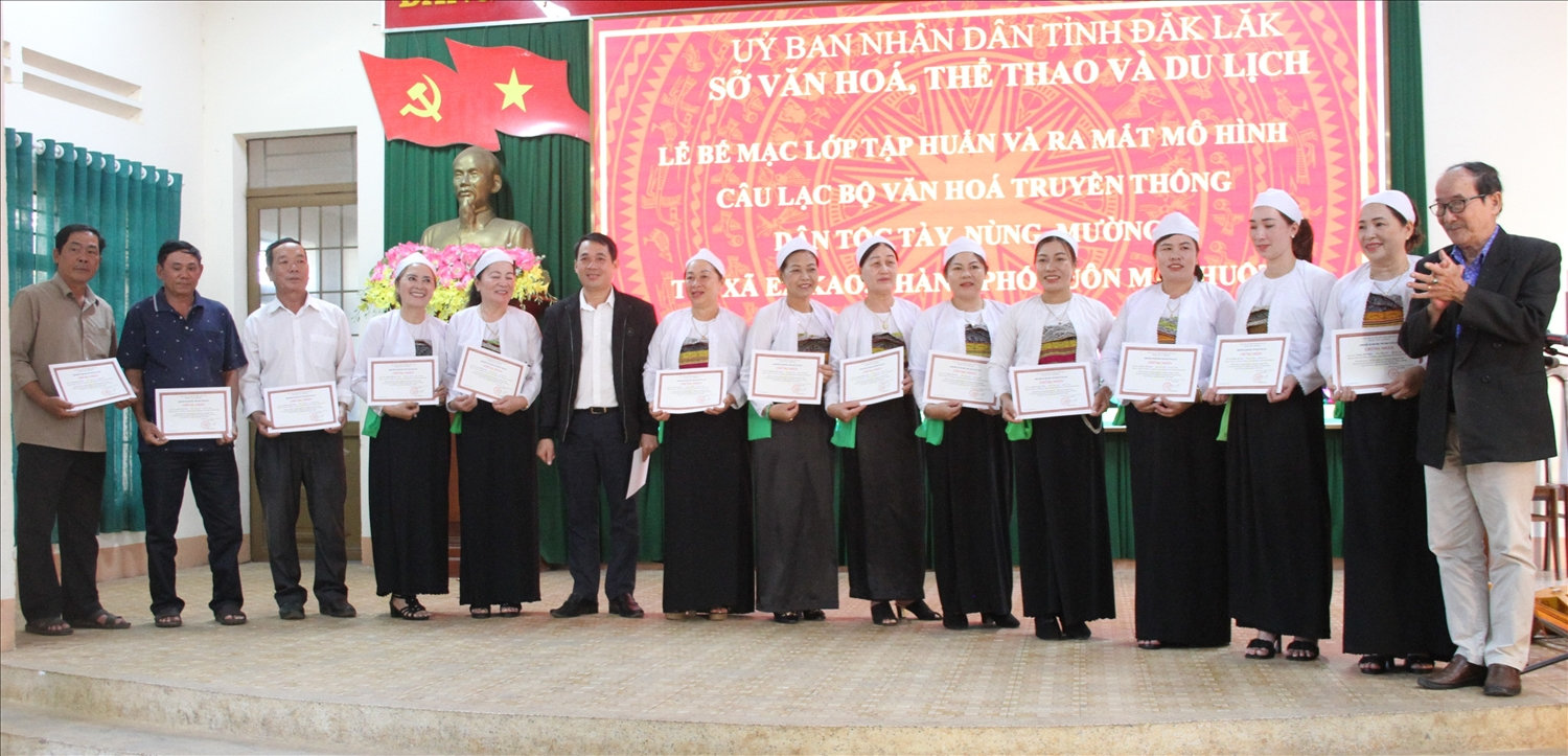 Trao chứng nhận cho các học viên tham gia khóa tập huấn