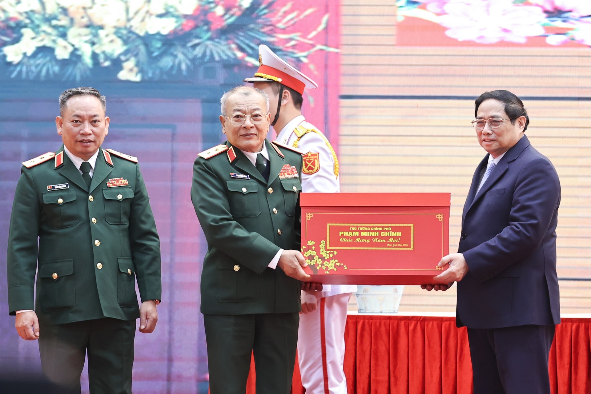 Thủ tướng tặng quà, chúc Tết tại Tổng cục II, Bộ Quốc phòng - Ảnh: VGP/Nhật Bắc