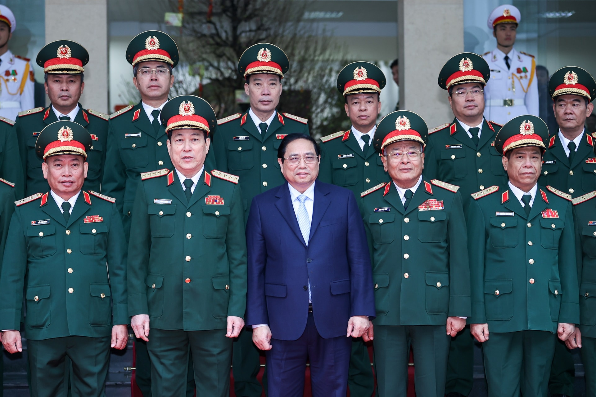 Thủ tướng chụp ảnh lưu niệm khi thăm, chúc Tết, kiểm tra công tác sẵn sàng chiến đấu Tổng cục II - Ảnh: VGP/Nhật Bắc