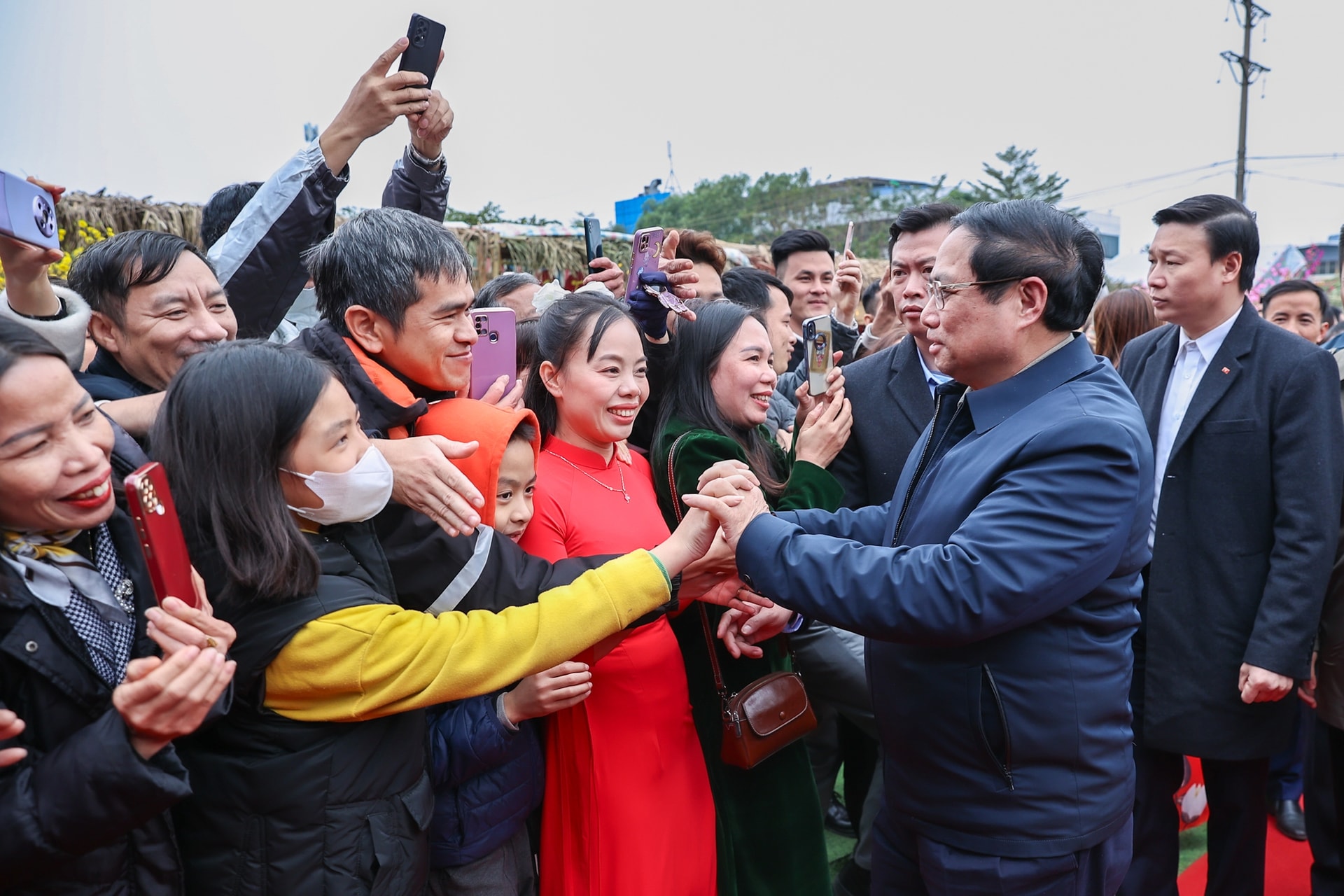 Thủ tướng Chính phủ Phạm Minh Chính chung vui cùng công nhân tỉnh Thanh Hóa trong chương trình Ngày hội Công nhân - Đón chào Xuân mới 2024 - Ảnh: VGP/Nhật Bắc