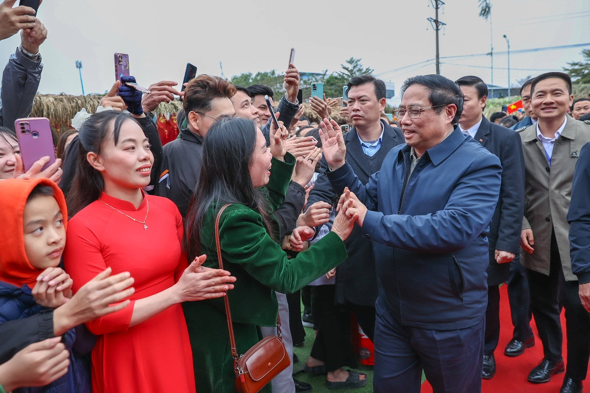 Thủ tướng Chính phủ Phạm Minh Chính chung vui cùng công nhân tỉnh Thanh Hóa trong chương trình Ngày hội Công nhân - Đón chào Xuân mới 2024 - Ảnh: VGP/Nhật Bắc