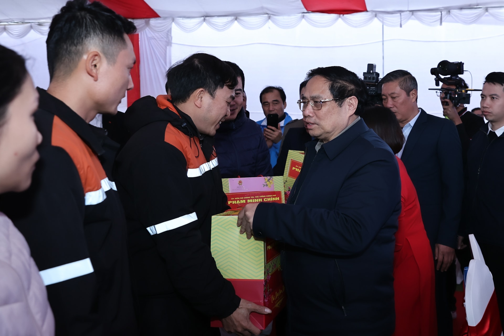 Thủ tướng Chính phủ Phạm Minh Chính tặng quà đại diện các gia đình chính sách, hộ nghèo, công nhân lao động có hoàn cảnh khó khăn của tỉnh Thanh Hóa - Ảnh: VGP/Nhật Bắc